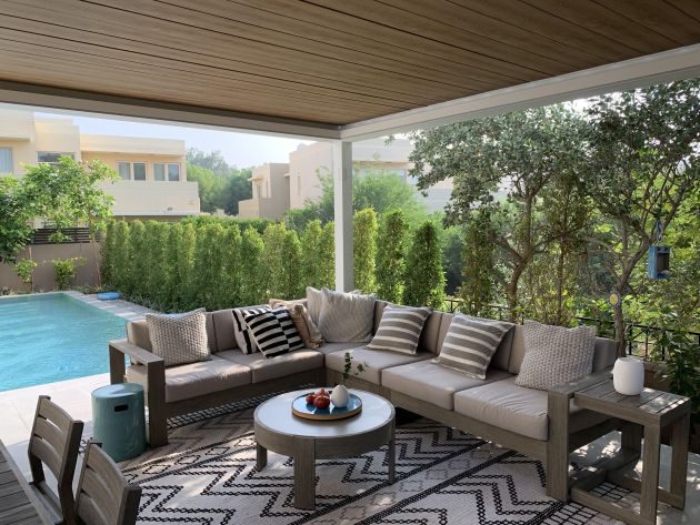 Pergola bioclimatique Winsol SO! Classic au-dessus d’un salon, près d’une piscine