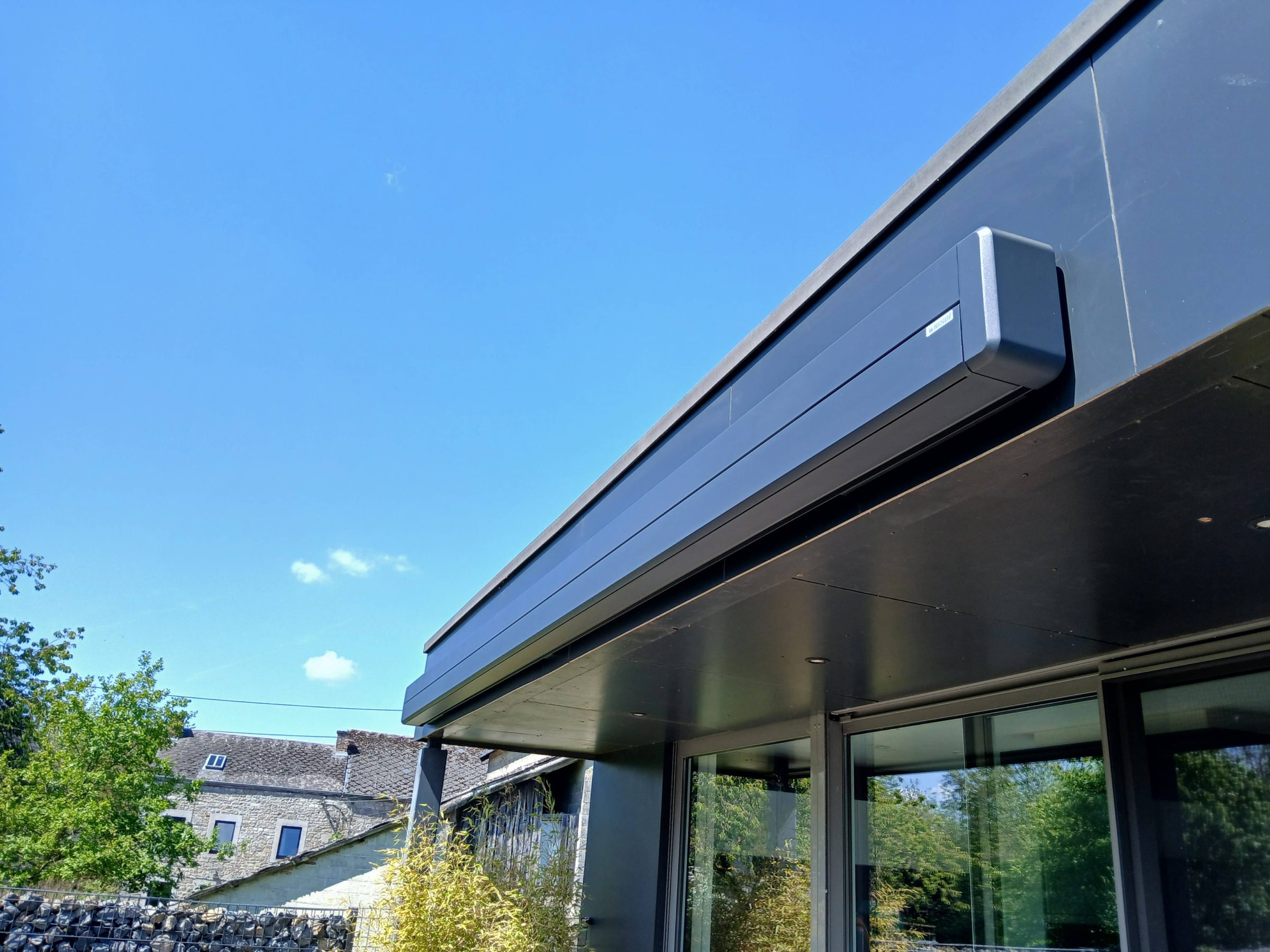 Banne solaire à coffre sur façade