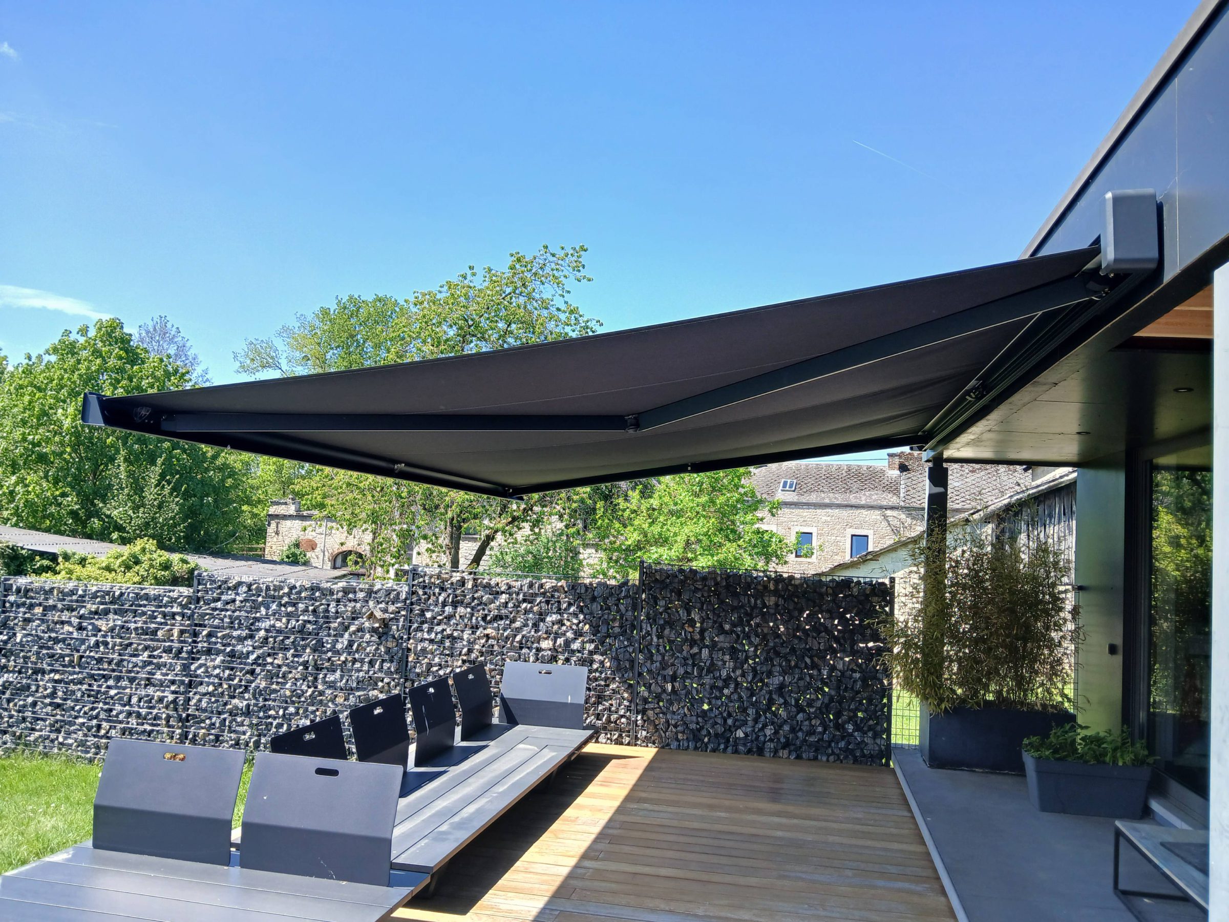 Banne solaire au-dessus d’une terrasse