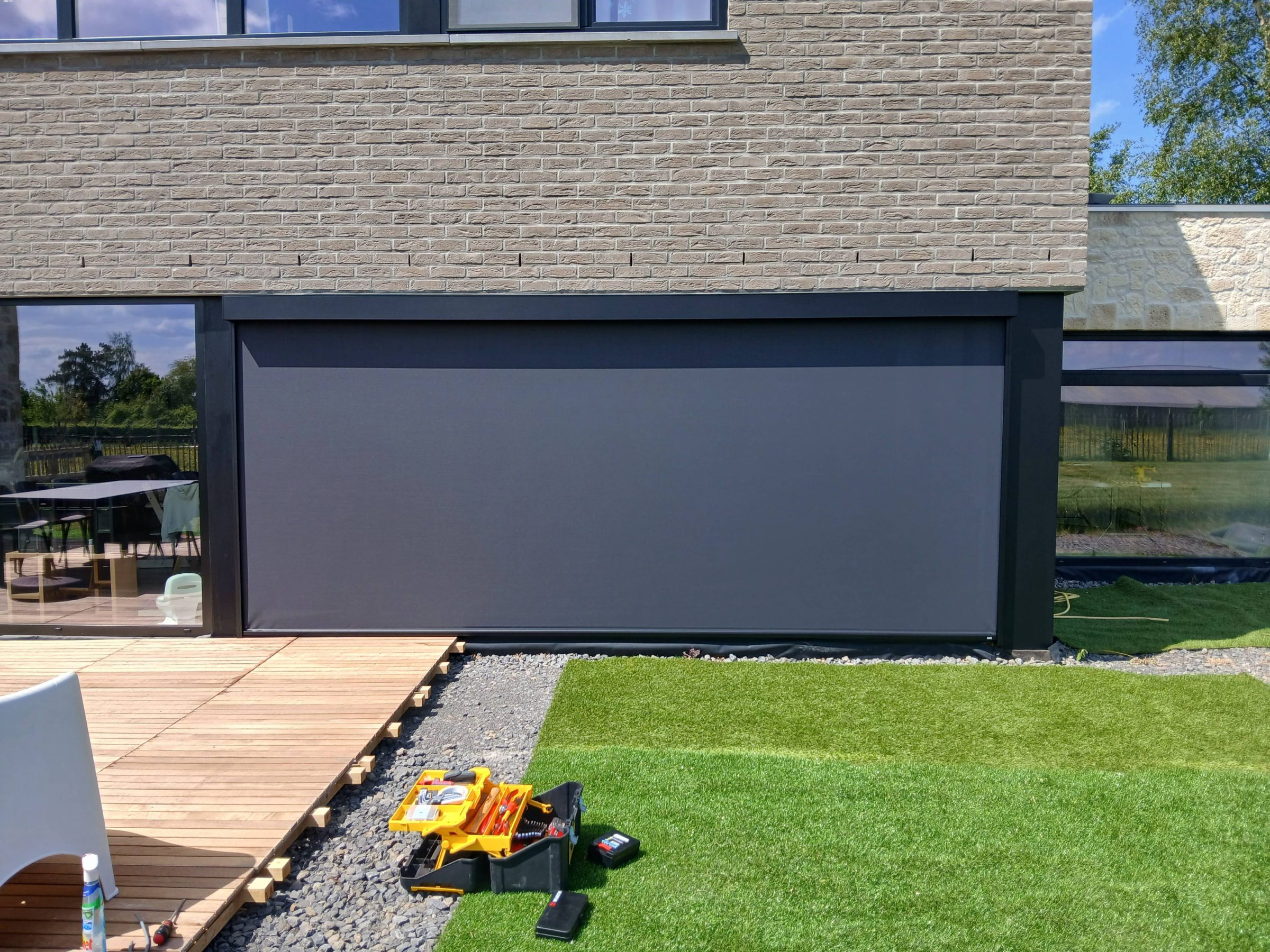 Screen intégré à une pergola