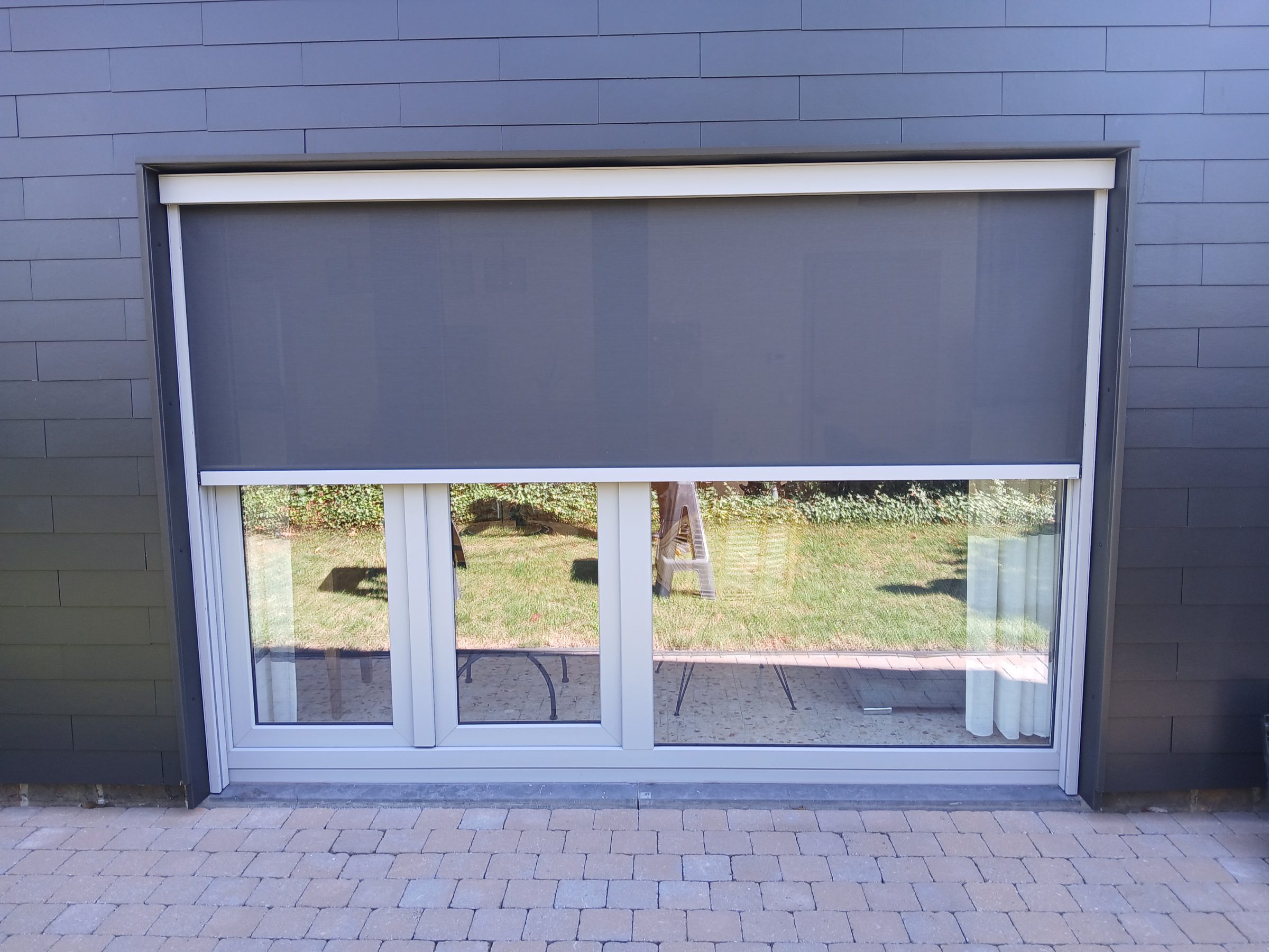Screen sur une baie, façade en ardoise