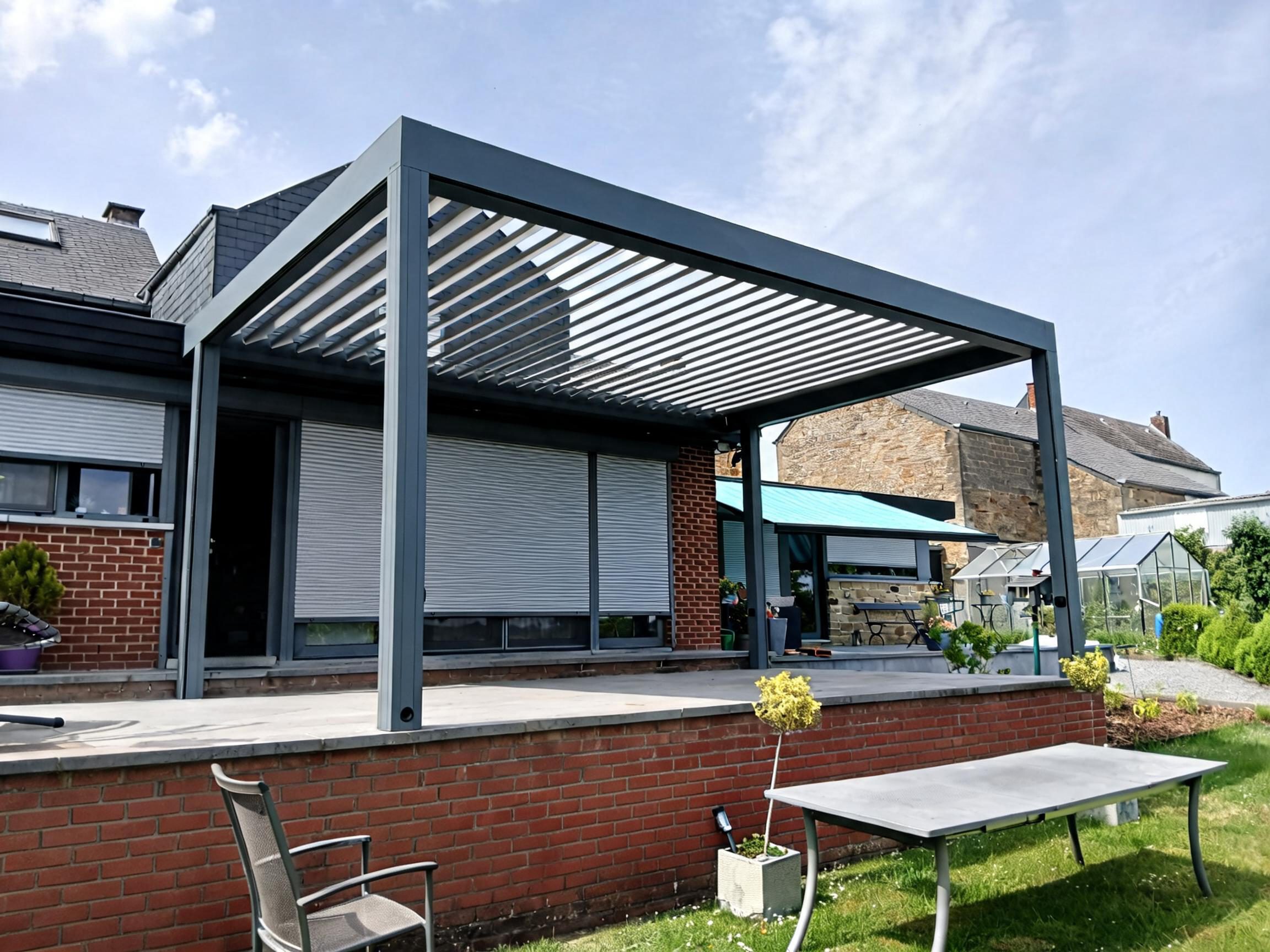 Pergola bioclimatique Winsol à lames orientables sur une terrasse