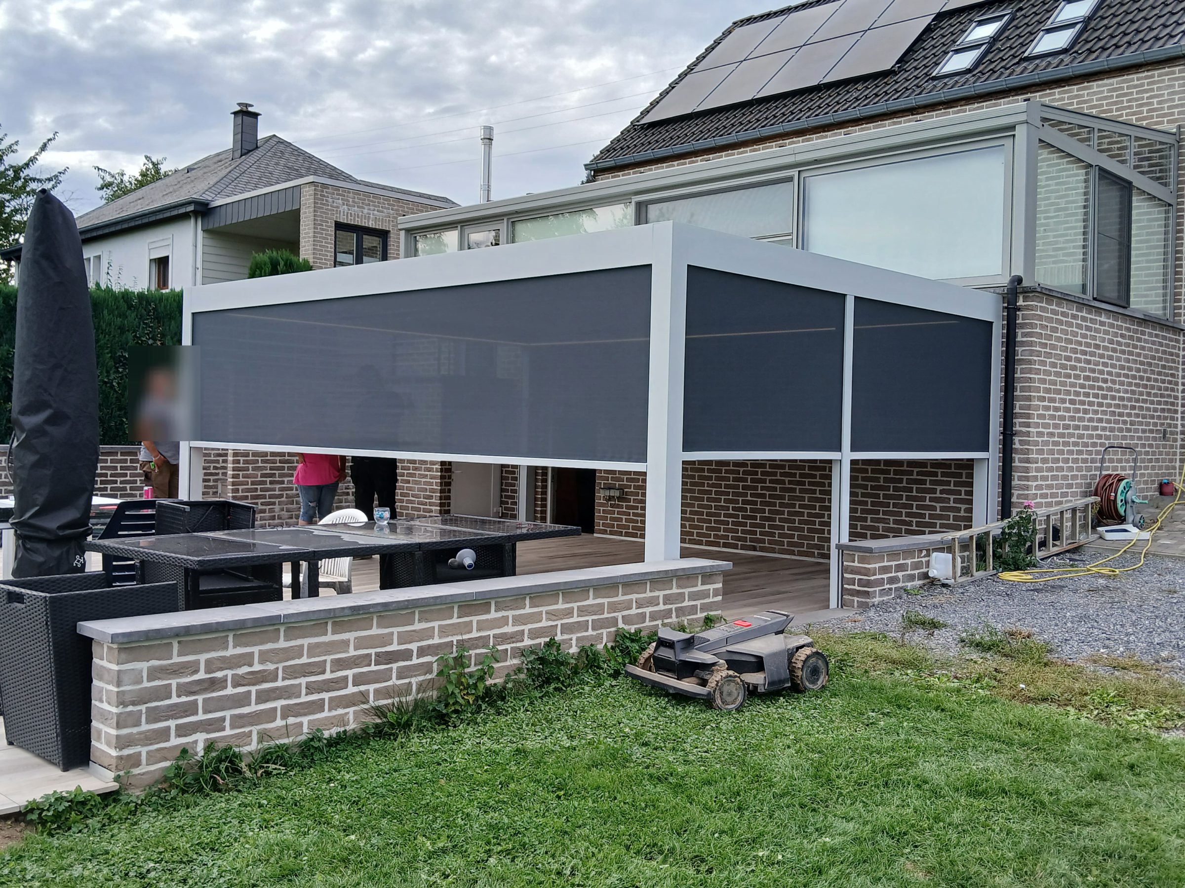Pergola et screens fermés sur une terrasse