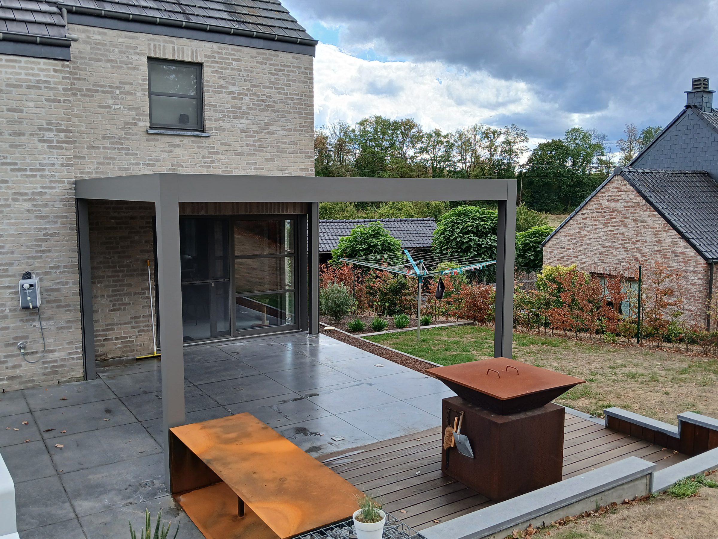 Pergola sur une terrasse en pierre